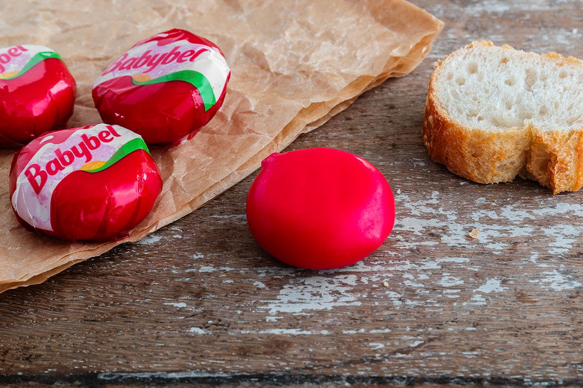 Babybels röda vax: Mer än bara ett skydd